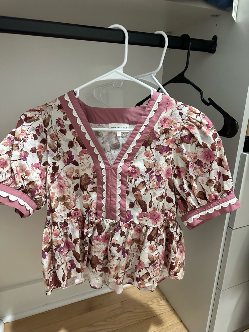 entro Rose-Pink Floral Peplum Top with White Scallop Trim